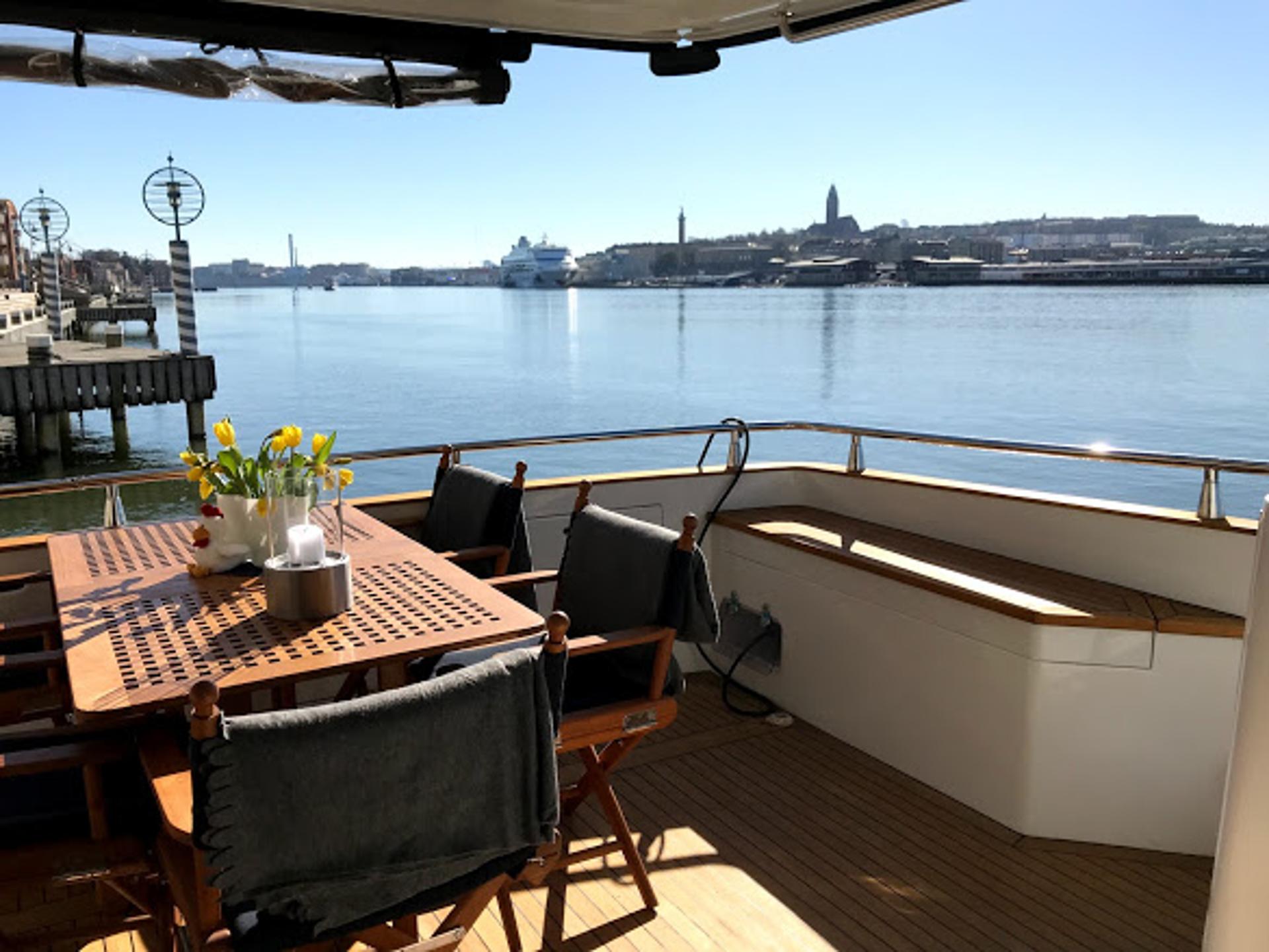 Akterdäck med utsikt över Göteborgs hamn