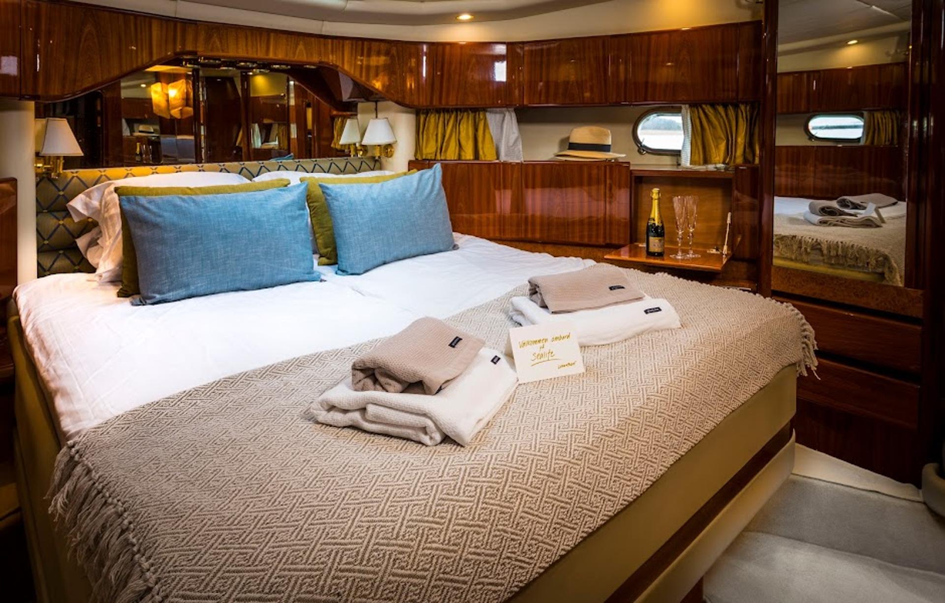 Master cabin med dubbelsäng