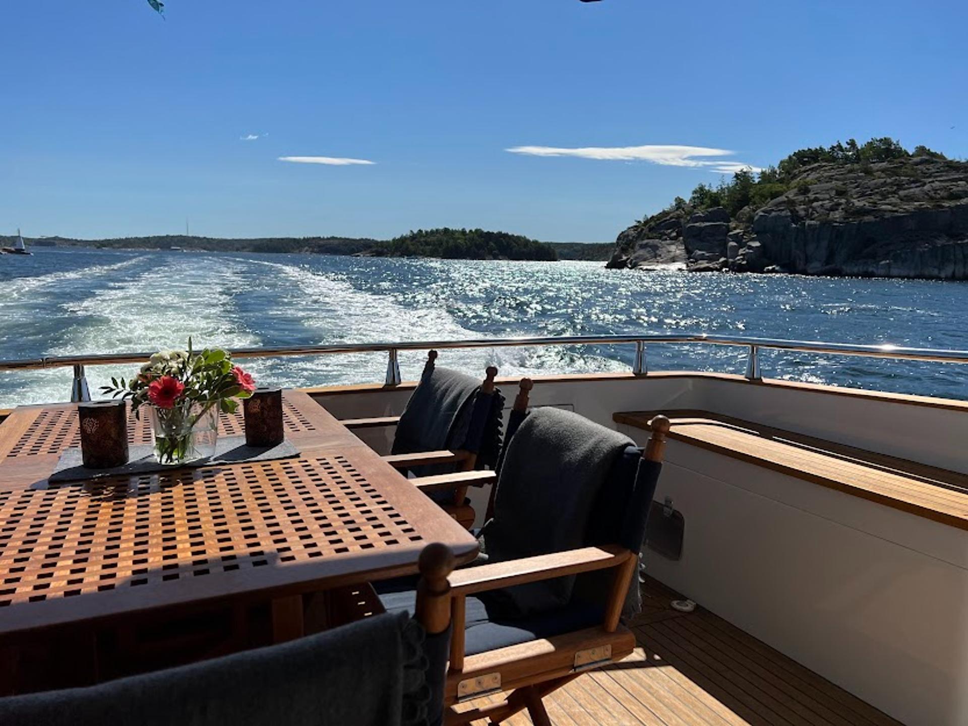 Middag på akterdäck i skärgården